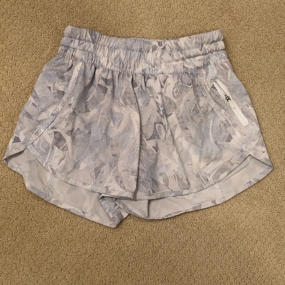 Lululemon tracker shorts sz 4 EUC jasmine white - Picture 5 of 6